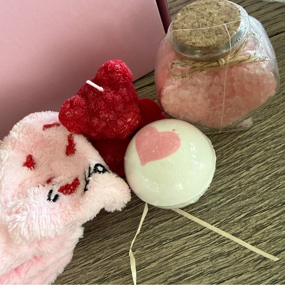 Valentine’s Day gift box bundle NWT - Picture 6 of 8